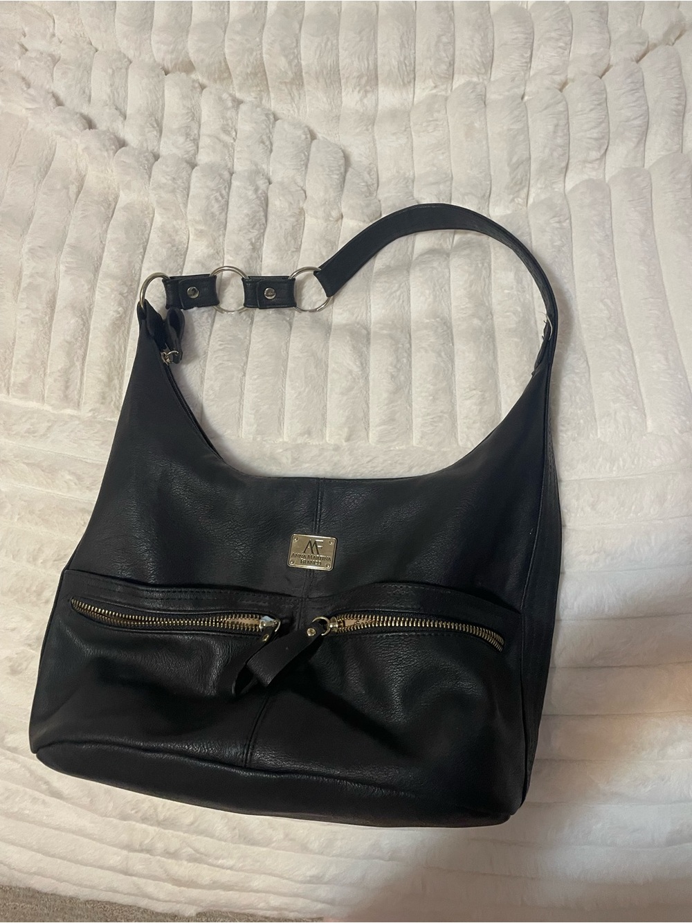 ADORABLE!!! black shoulder purse with gold hardware